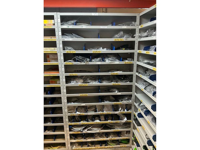 Partij kabel en robotconnectoren in stalen vakkenkast (2x) - afbeelding 23 van  51