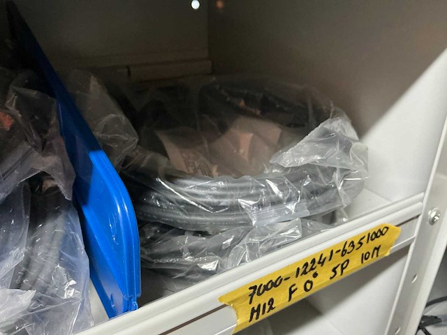 Partij kabel en robotconnectoren in stalen vakkenkast (2x) - afbeelding 35 van  51