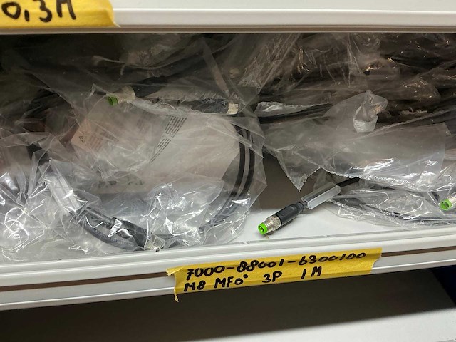 Partij kabel en robotconnectoren in stalen vakkenkast (2x) - afbeelding 36 van  51