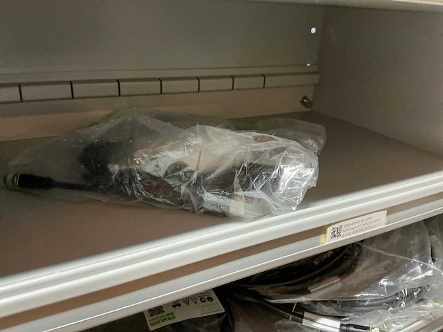 Partij kabel en robotconnectoren in stalen vakkenkast (2x) - afbeelding 38 van  51