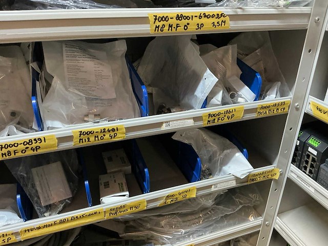 Partij kabel en robotconnectoren in stalen vakkenkast (2x) - afbeelding 40 van  51