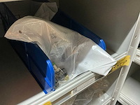 Partij kabel en robotconnectoren in stalen vakkenkast (2x) - afbeelding 42 van  51