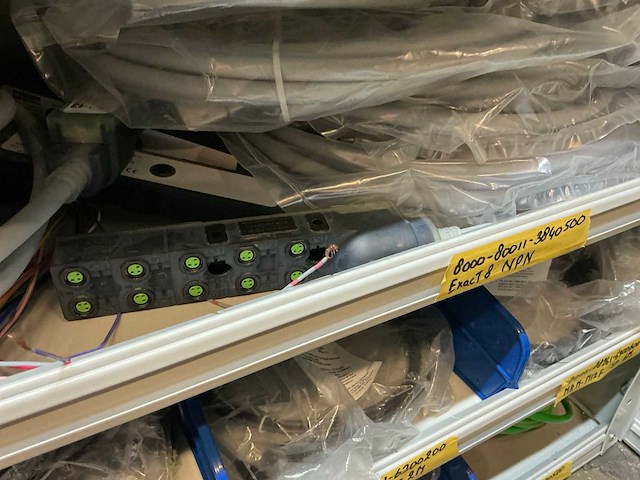 Partij kabel en robotconnectoren in stalen vakkenkast (2x) - afbeelding 43 van  51