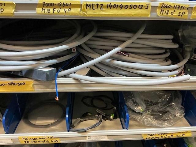 Partij kabel en robotconnectoren in stalen vakkenkast (2x) - afbeelding 44 van  51