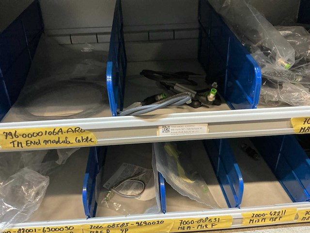 Partij kabel en robotconnectoren in stalen vakkenkast (2x) - afbeelding 46 van  51