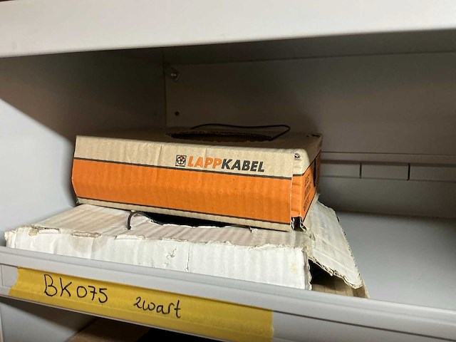 Partij kabel en robotconnectoren in stalen vakkenkast (2x) - afbeelding 48 van  51