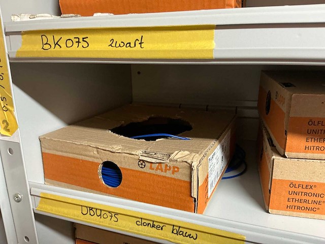 Partij kabel en robotconnectoren in stalen vakkenkast (2x) - afbeelding 49 van  51