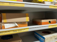 Partij kabel en robotconnectoren in stalen vakkenkast (2x) - afbeelding 51 van  51