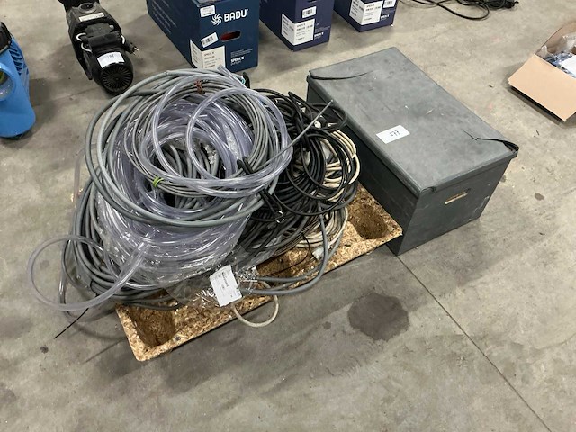 Partij kabel, slang en elektratoebehoren - afbeelding 1 van  6