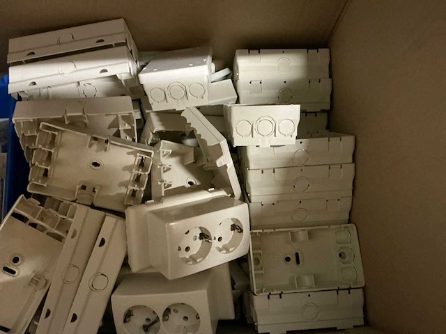 Partij kabeldozen en stopcontacten - afbeelding 3 van  3