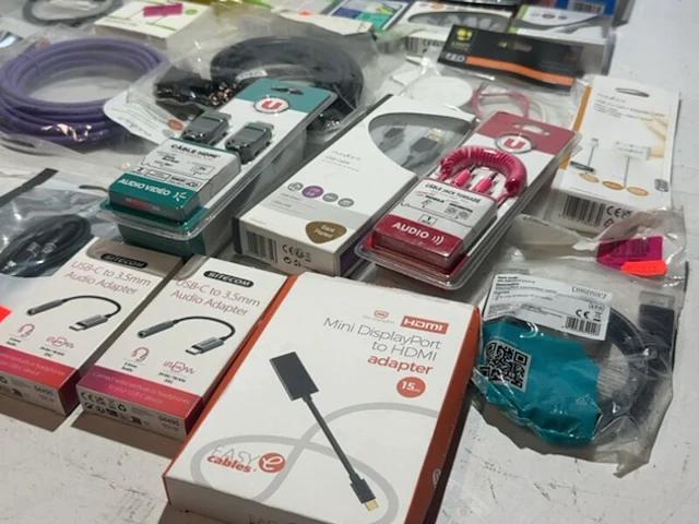 Partij kabels adapters 33 stuks nedis, xtorm, jvc - afbeelding 10 van  10