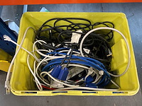 Partij kabels en diversen in kist - afbeelding 1 van  4