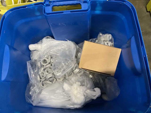 Partij kabels en diversen in kist - afbeelding 2 van  4