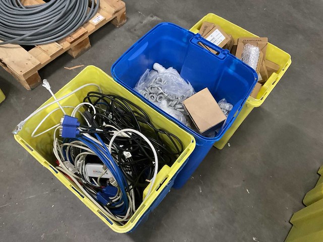 Partij kabels en diversen in kist - afbeelding 4 van  4