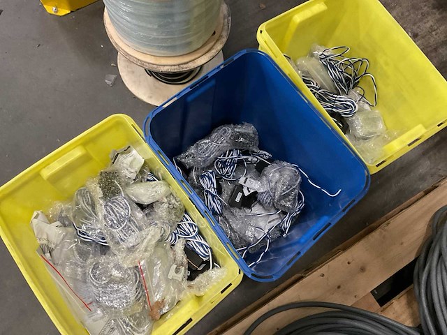 Partij kabels en diversen in kist - afbeelding 1 van  4