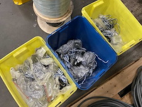 Partij kabels en diversen in kist - afbeelding 1 van  4