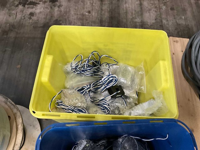 Partij kabels en diversen in kist - afbeelding 2 van  4