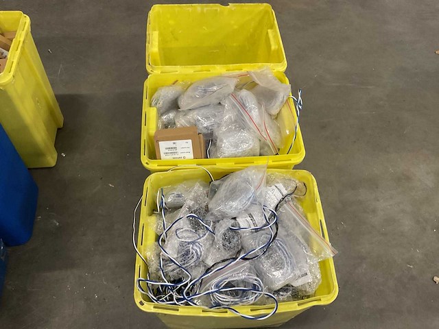 Partij kabels en diversen in kist - afbeelding 1 van  4