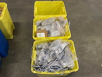 Partij kabels en diversen in kist - afbeelding 1 van  4