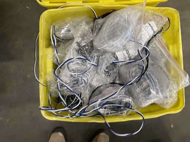 Partij kabels en diversen in kist - afbeelding 2 van  4