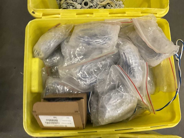 Partij kabels en diversen in kist - afbeelding 3 van  4