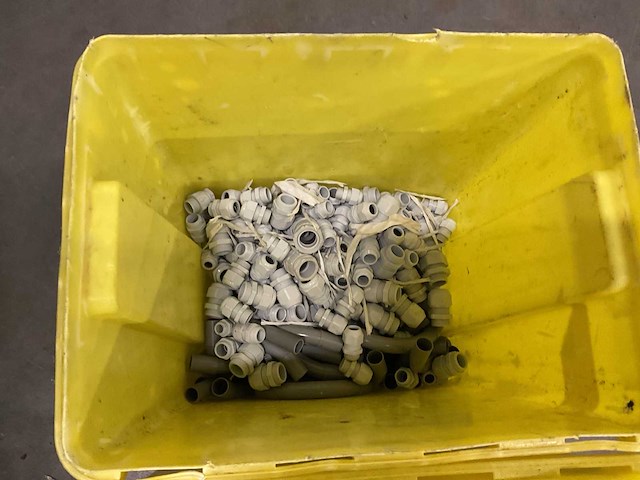 Partij kabels en diversen in kist - afbeelding 4 van  4