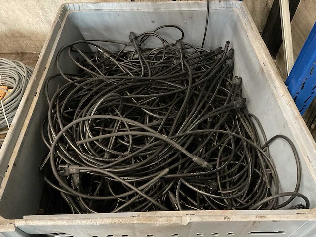 Partij kabels in kist - afbeelding 1 van  2