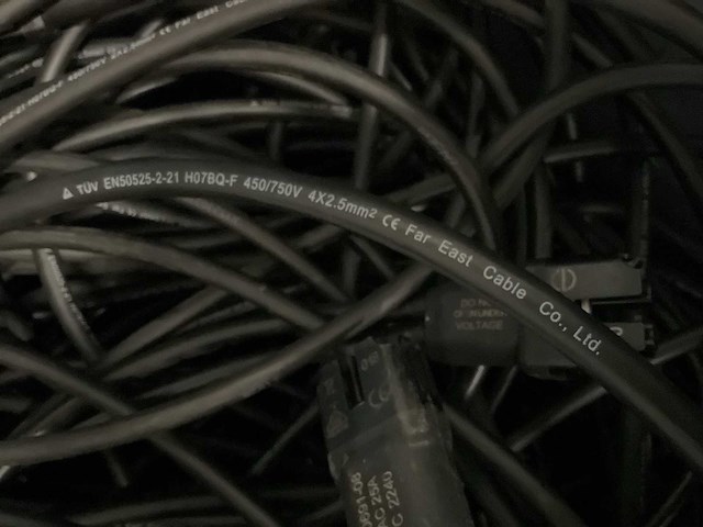 Partij kabels in kist - afbeelding 2 van  2