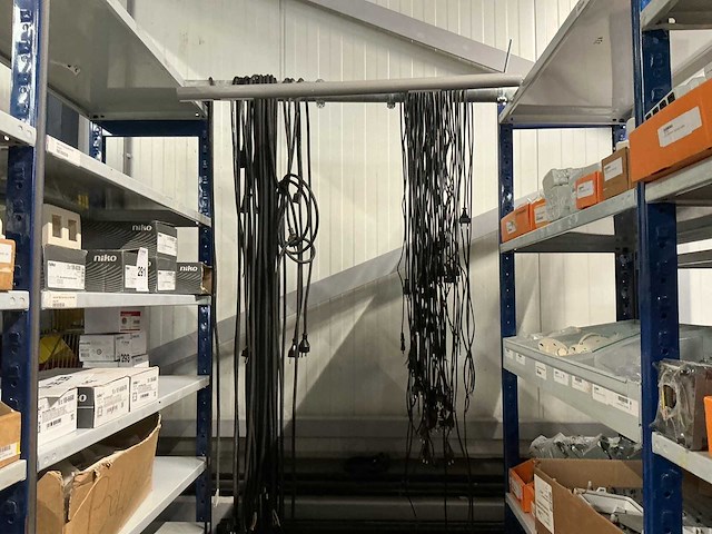 Partij kabels met stekkers - afbeelding 1 van  5