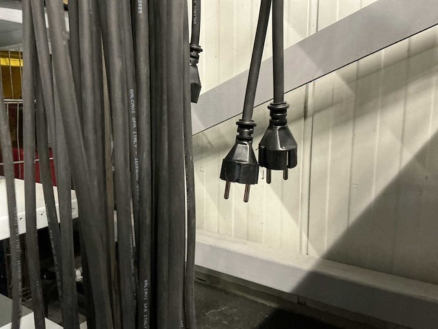 Partij kabels met stekkers - afbeelding 2 van  5