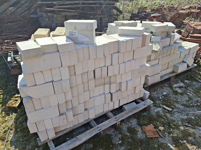 Partij kalkzandsteen - afbeelding 1 van  3