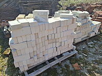 Partij kalkzandsteen - afbeelding 1 van  3