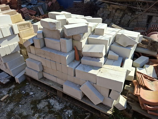 Partij kalkzandsteen - afbeelding 2 van  3