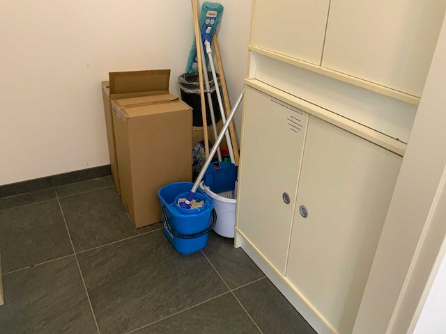 Partij kantine en hygiene benodigdheden inclusief 2 kantine-kasten - afbeelding 1 van  9