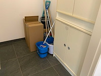 Partij kantine en hygiene benodigdheden inclusief 2 kantine-kasten - afbeelding 1 van  9