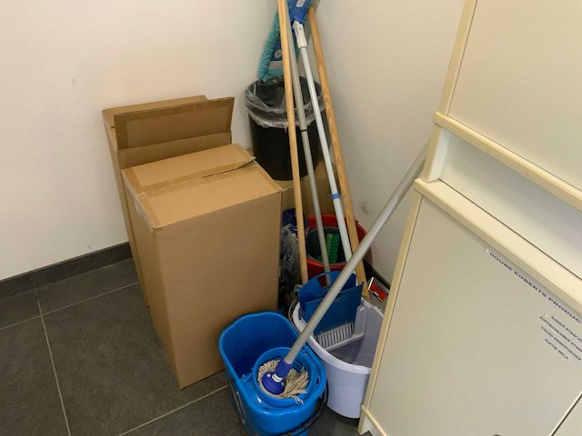 Partij kantine en hygiene benodigdheden inclusief 2 kantine-kasten - afbeelding 3 van  9