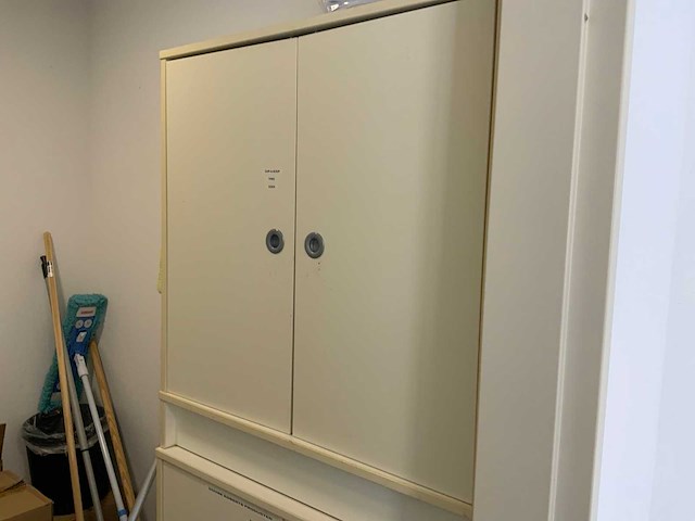 Partij kantine en hygiene benodigdheden inclusief 2 kantine-kasten - afbeelding 4 van  9