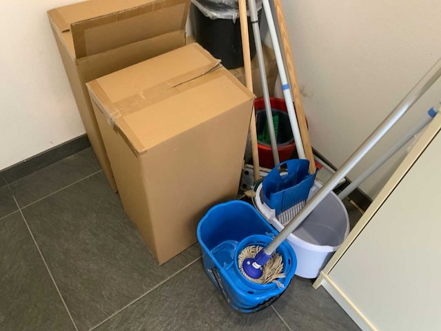 Partij kantine en hygiene benodigdheden inclusief 2 kantine-kasten - afbeelding 6 van  9