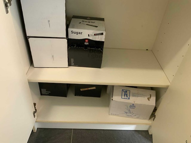 Partij kantine en hygiene benodigdheden inclusief 2 kantine-kasten - afbeelding 8 van  9