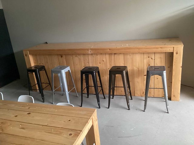 Partij kantine inrichting o.a. vriezer, koelkast, tafels en krukken - afbeelding 3 van  5