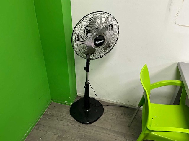 Partij kantinemeubelen - afbeelding 3 van  9