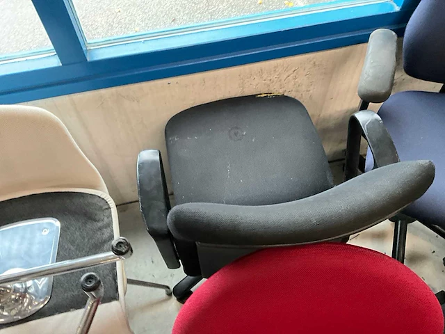 Partij kantinestoelen en bureaustoelen - afbeelding 2 van  11
