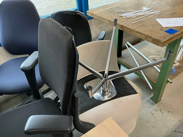 Partij kantinestoelen en bureaustoelen - afbeelding 3 van  11