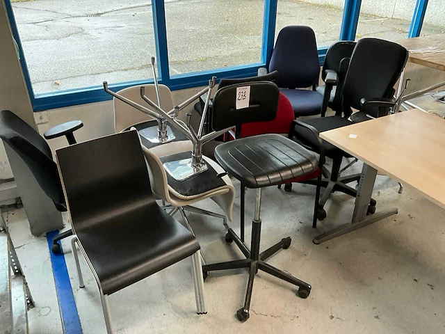 Partij kantinestoelen en bureaustoelen - afbeelding 1 van  11