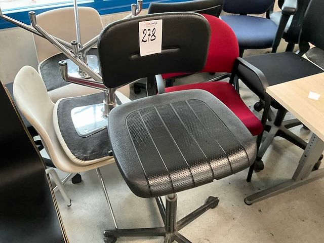 Partij kantinestoelen en bureaustoelen - afbeelding 4 van  11