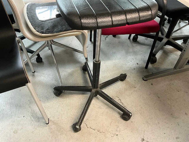 Partij kantinestoelen en bureaustoelen - afbeelding 5 van  11