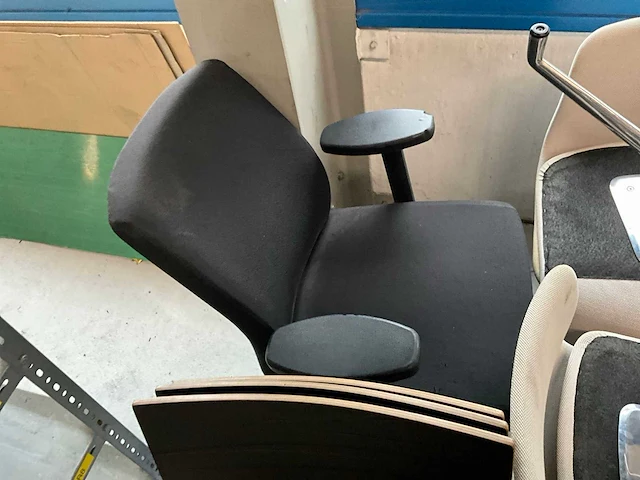 Partij kantinestoelen en bureaustoelen - afbeelding 7 van  11
