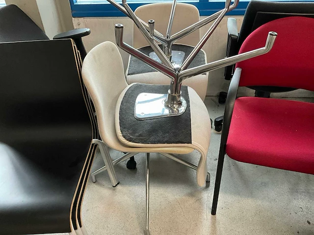 Partij kantinestoelen en bureaustoelen - afbeelding 8 van  11
