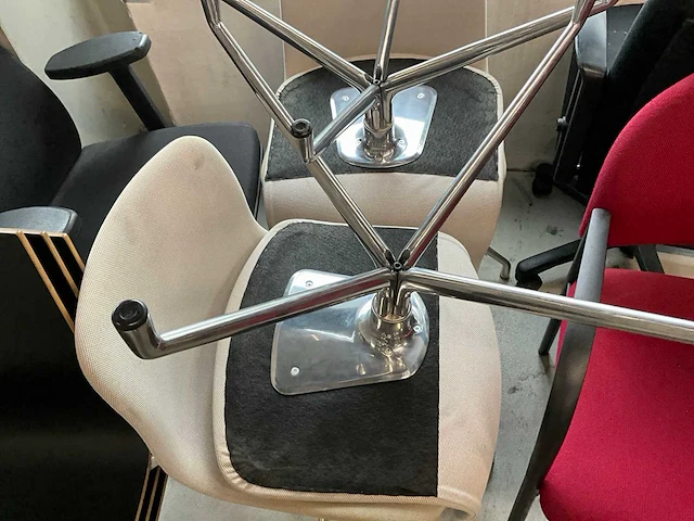 Partij kantinestoelen en bureaustoelen - afbeelding 9 van  11