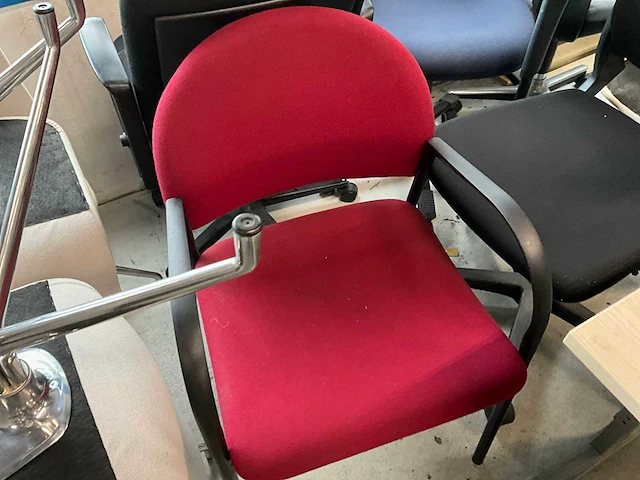 Partij kantinestoelen en bureaustoelen - afbeelding 10 van  11